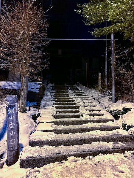 太鼓とお経の聞こえてきた登山口にドキドキ