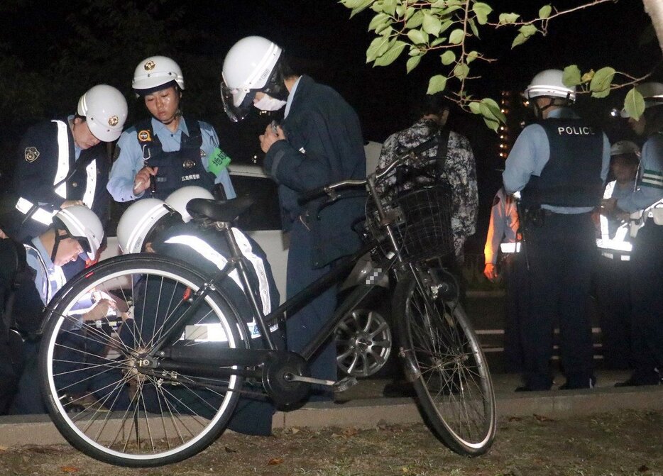 自転車の飲酒運転について調べる警察官（11月1日、広島市中区）＝画像の一部を修整しています