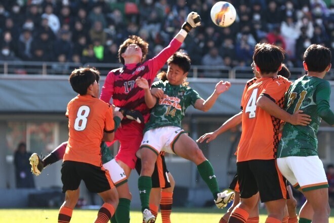 実力伯仲の好勝負となった一戦。高川学園（オレンジ）が青森山田（緑）に競り勝った。写真：窪田亮