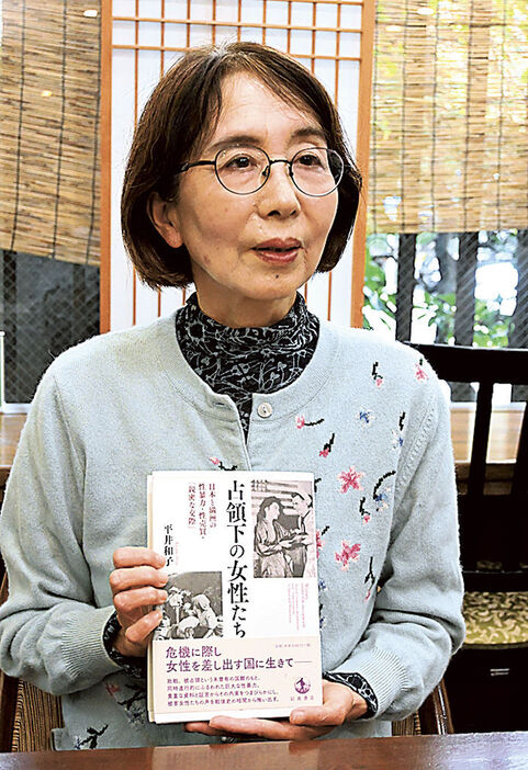 「長らく見落とされてきたテーマが評価されたことがうれしい」と語る平井和子さん＝10月下旬、三島市内