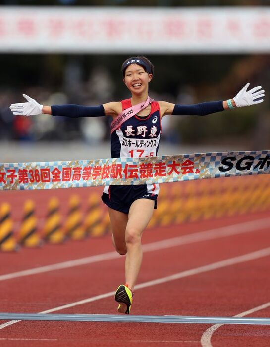 フィニッシュテープを切った長野東の田畑陽菜選手(写真：時事)