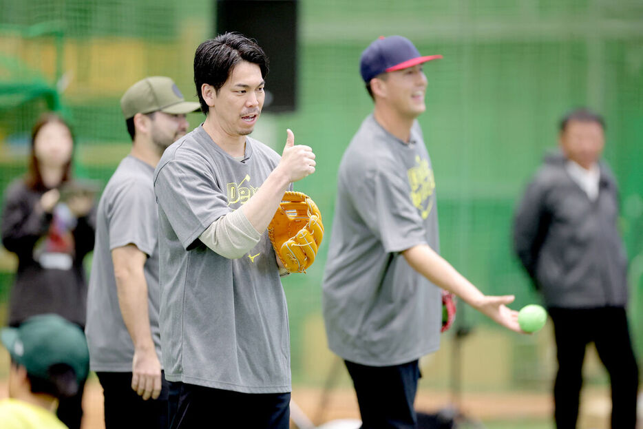 野球教室に参加した前田（奥はヌートバー＝カメラ・渡辺　了文）