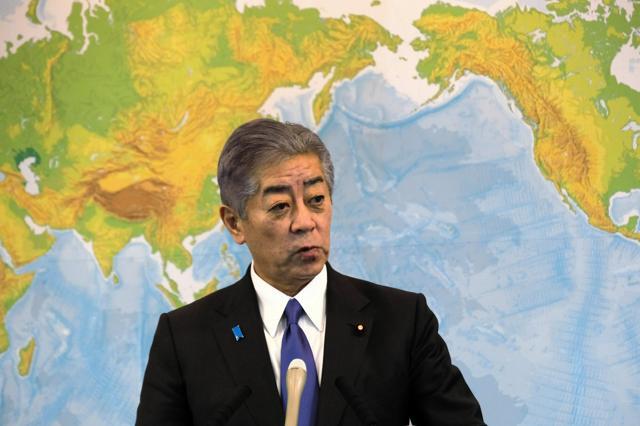 会見に臨む岩屋毅外相=2024年12月27日午後1時59分、外務省、里見稔撮影