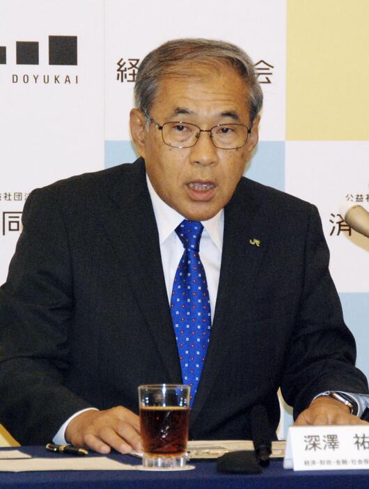 年金制度改革の提言をまとめ、記者会見するJR東日本会長の深沢祐二氏＝2日午後、東京都千代田区