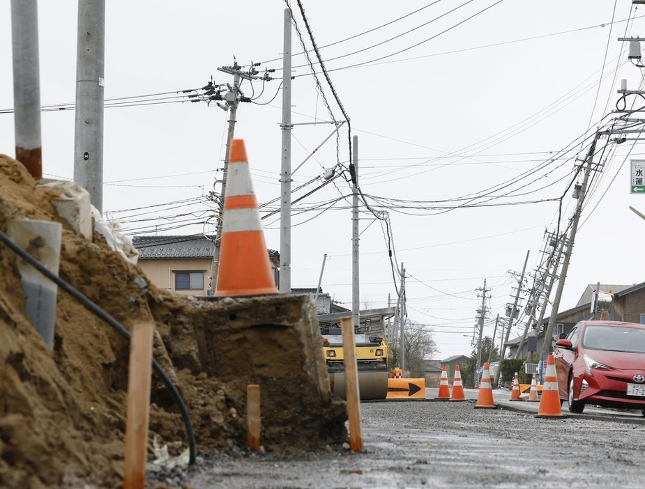 能登半島地震による液状化被害が残る石川県内灘町西荒屋地区。道路の復旧工事が続く＝22日