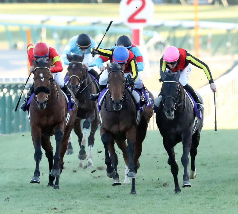 シャフリヤール（右）とのたたき合いを制して有馬記念で優勝したレガレイラと戸崎騎手（中央）