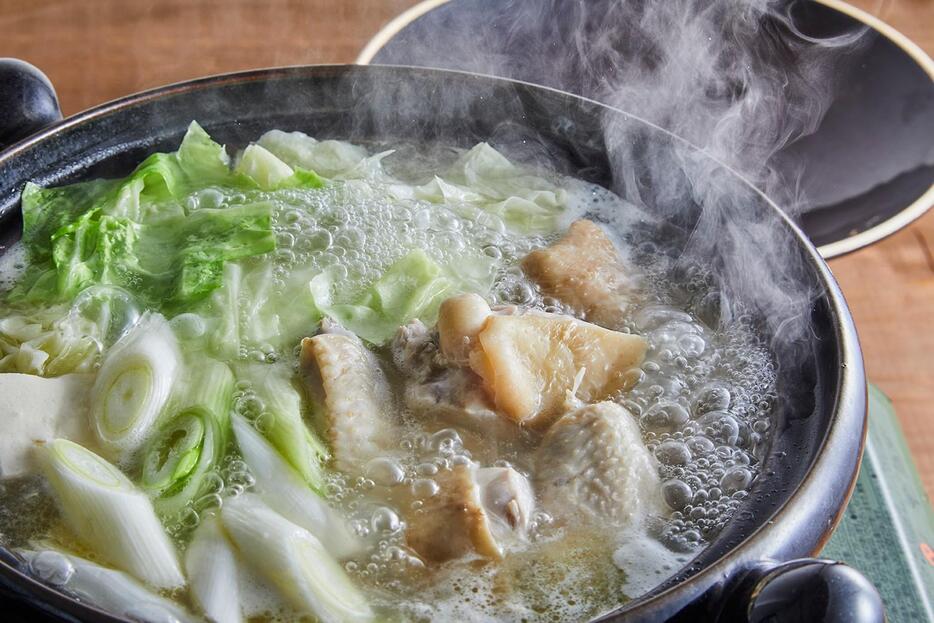 ▲ 鶏肉を入れるタイミングでひと味もふた味も違う「水炊き」。