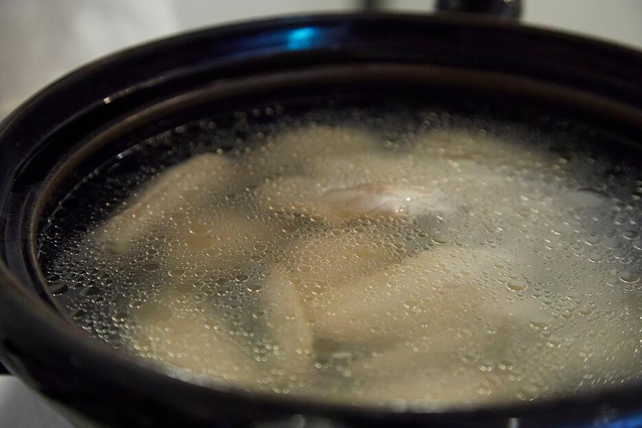 ▲ この鶏出汁を大量に取っておいて、ラーメンスープや野菜スープに展開するのもおすすめ。