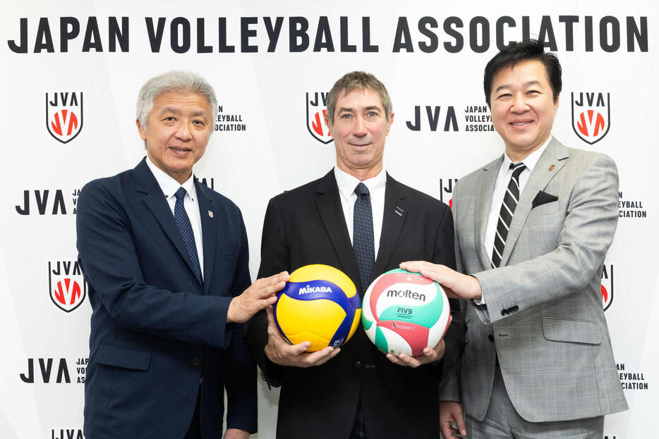 会見に出席した（左から）南部強化部長、ティリ新監督、川合会長（C）JVA