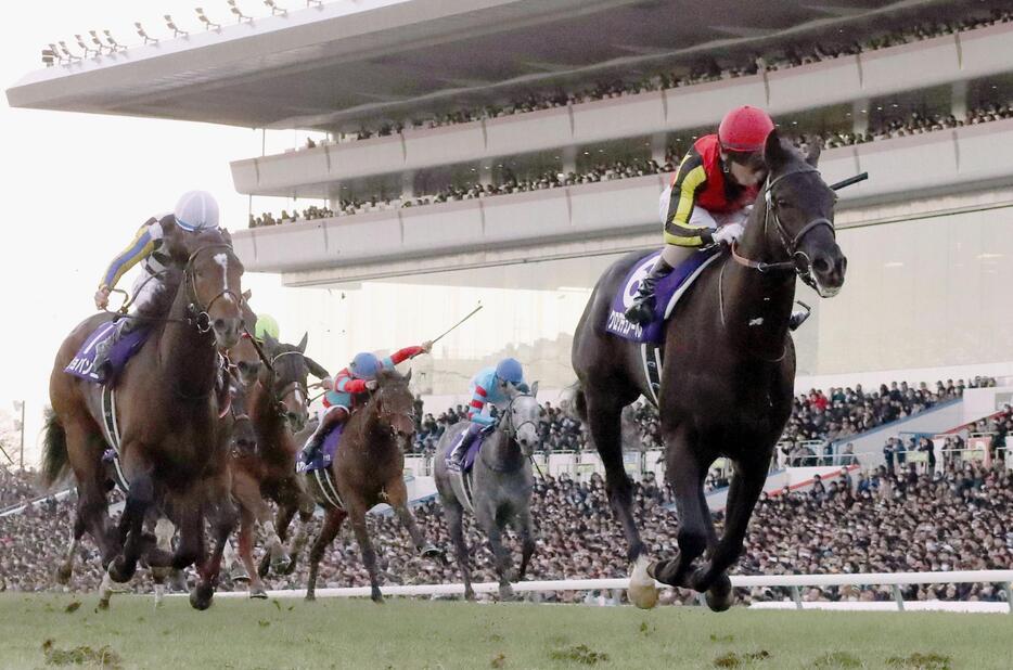 第41回ホープフルステークスで優勝したクロワデュノール（右端）＝中山競馬場