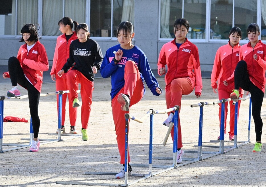 3回目の都大路に向けて練習する鈴鹿の選手たち＝鈴鹿市の鈴鹿高校で2024年12月4日午後2時21分、渋谷雅也撮影