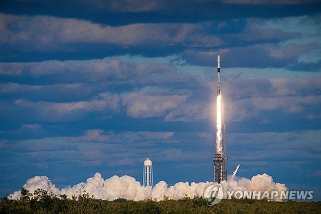 4月7日（現地時間）に米フロリダ州から打ち上げられた韓国の軍事偵察衛星2号機（国防部提供）＝（聯合ニュース）≪転載・転用禁止≫