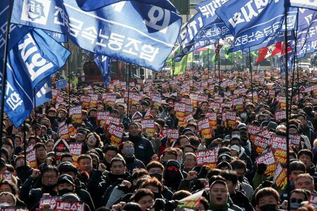 韓国で尹大統領への退陣圧力が高まっている（写真：ロイター/アフロ）