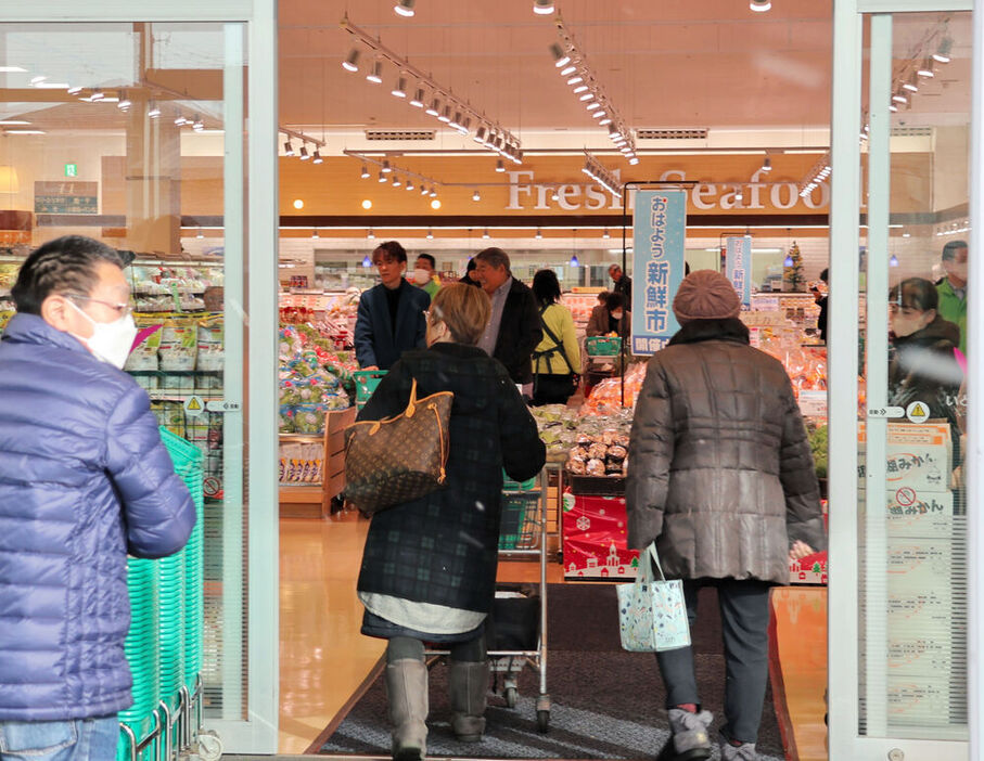 クマの侵入から１週間ぶりに営業を再開した店舗＝７日午前９時ごろ、秋田市