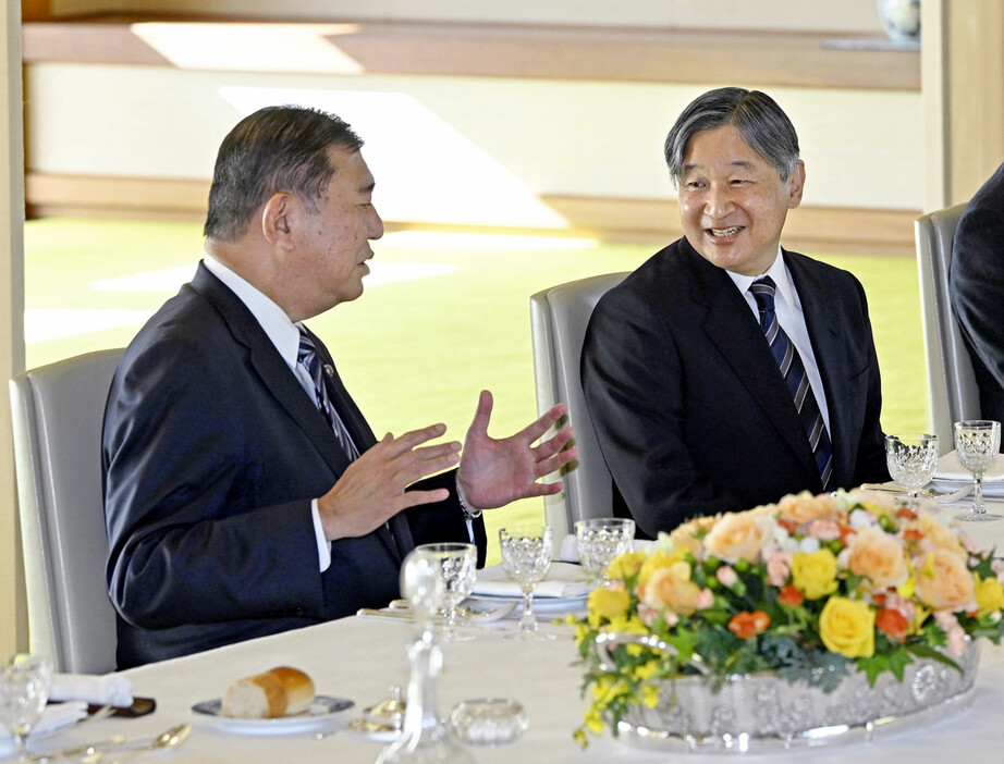 昼食会で石破茂首相（左）と歓談される天皇陛下＝２６日午後、皇居・宮殿（代表撮影）