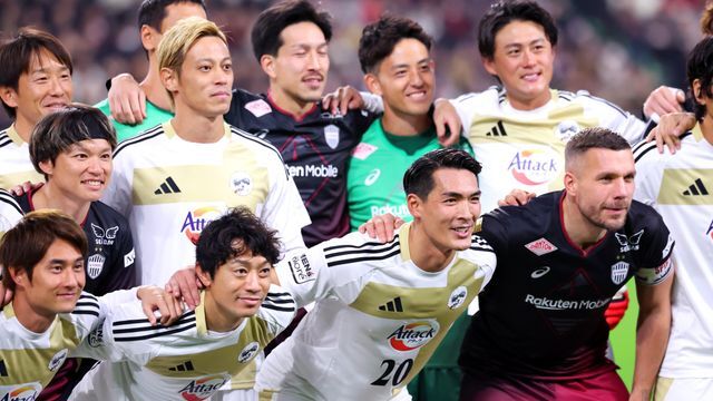 引退試合を行ったサッカー元日本代表の槙野智章さん(下段左から3人目)(写真：西村尚己/アフロスポーツ)