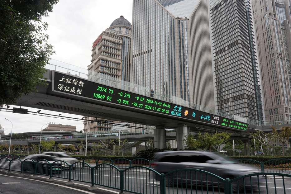 １２月９日、 中国共産党中央政治局常務委員会は来年、経済成長を支えるために「適度に緩和的な」金融政策を導入する。国営新華社通信が伝えた。上海で１１月撮影（２０２４年　ロイター/Nicoco Chan）