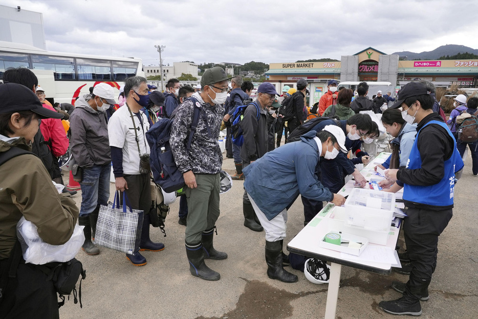 石川県輪島市に集まった災害ボランティア＝10月