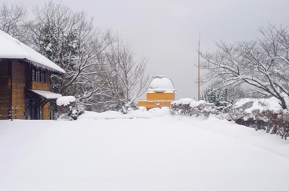 雪の日原天文台（日原天文台提供）