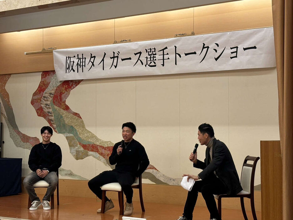 壇上でトークする阪神中野と石井（撮影・山崎健太）