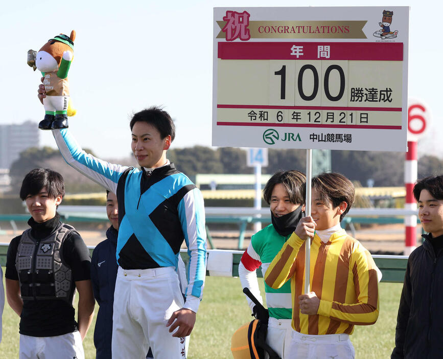 中山1R、トリリオンボーイで2歳未勝利戦を制して年間100勝目を挙げた横山武騎手（撮影・丹羽敏通）