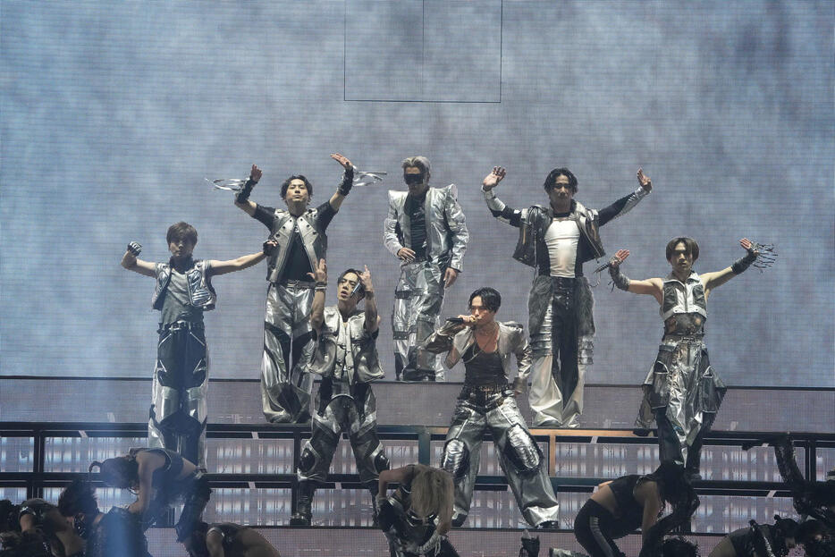 全国ドームツアーファイナルでパフォーマンスを披露する三代目J SOUL BROTHERS