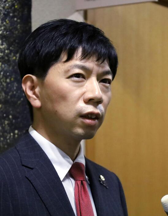 記者団の取材に応じる愛知県豊橋市の長坂尚登市長＝18日午後、豊橋市役所