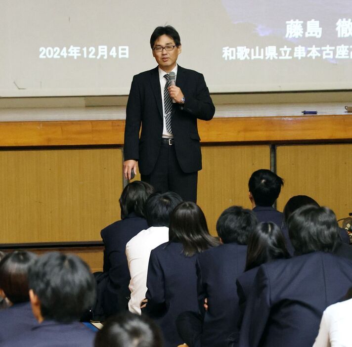 ロケットや衛星について解説する藤島徹教諭（和歌山県串本町串本で）