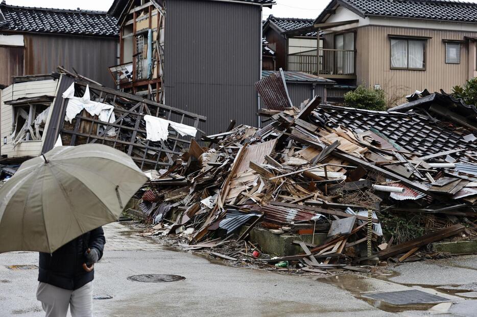 石川県輪島市で倒壊したままの建物＝12月28日