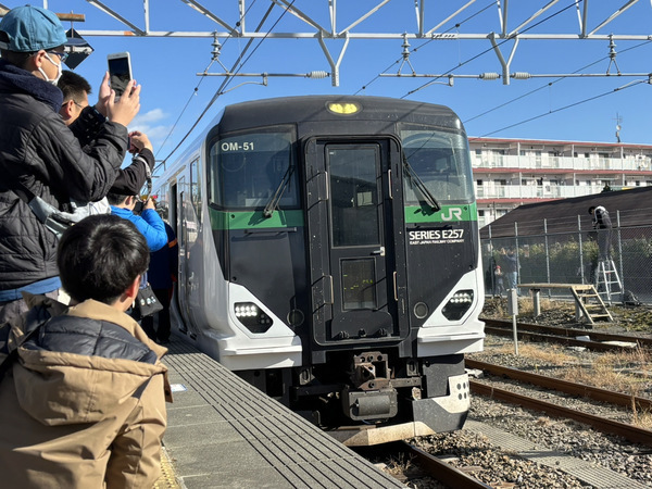 御殿場線に入線したJR東日本のE257系（編集部撮影）。