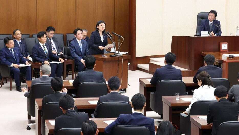 衆院政治改革特別委員会で意見表明を行う自民党の牧島かれん氏。右は立憲民主党の渡辺周委員長＝10日午後、国会内（春名中撮影）