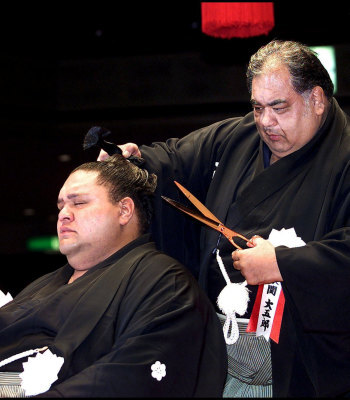 曙の引退式での高見山親方と曙　Photo by GettyImages