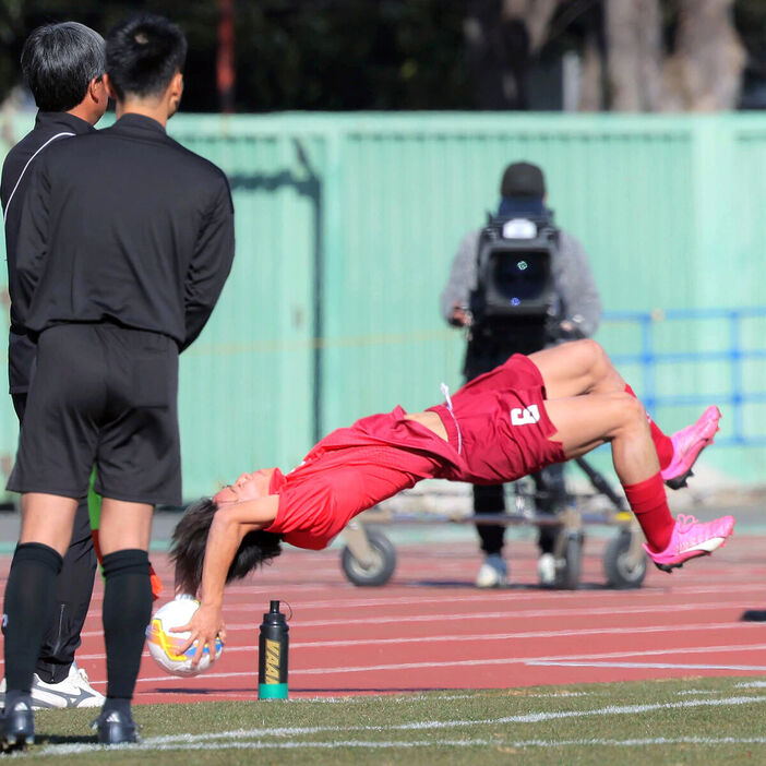 前半、ハンドスプリングスローでゴール前までボールを飛ばす高知ＭＦ西森吏玖（カメラ・山崎　賢人）　