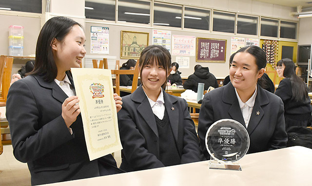 決勝大会を振り返る（左から）今田琉乃さん、岡崎桃香さん、菅井寿美さん＝山形市・山形北高