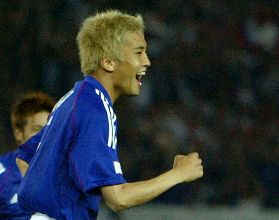 サッカーの元日本代表ＭＦ稲本潤一が４日、今シーズン限りで現役を退くことを表明した。写真は２００２年Ｗ杯ロシア戦でゴールを決めた後の稲本。横浜で２００２年６月撮影（２０２４年　ロイター/Mark Baker）