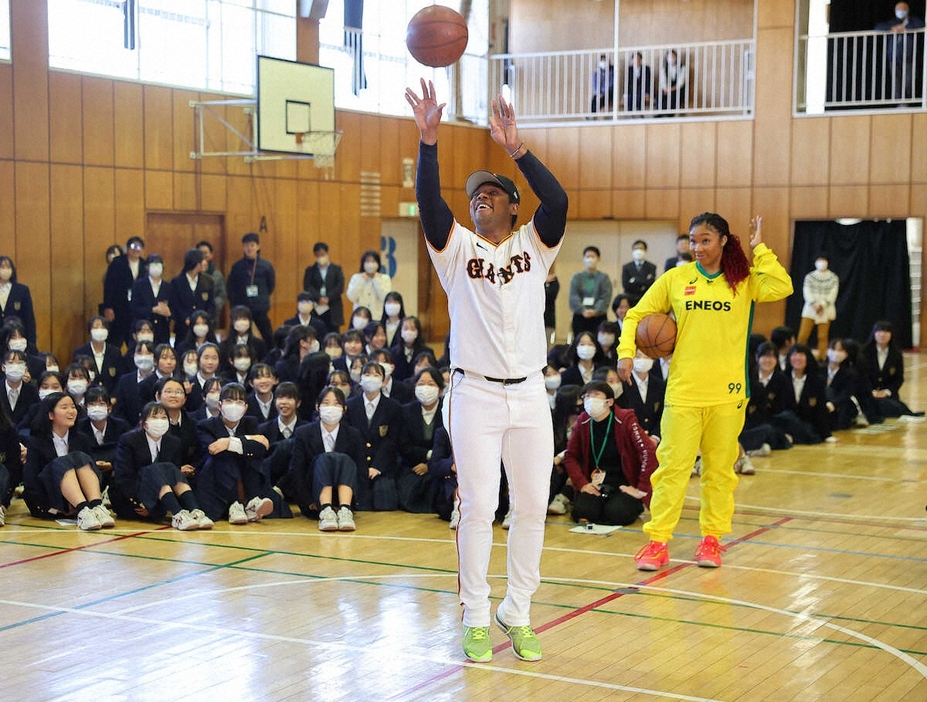 母校を訪問し、生徒とフリースロー対決を行ったオコエ瑠偉と桃仁花兄妹（撮影・光山　貴大）