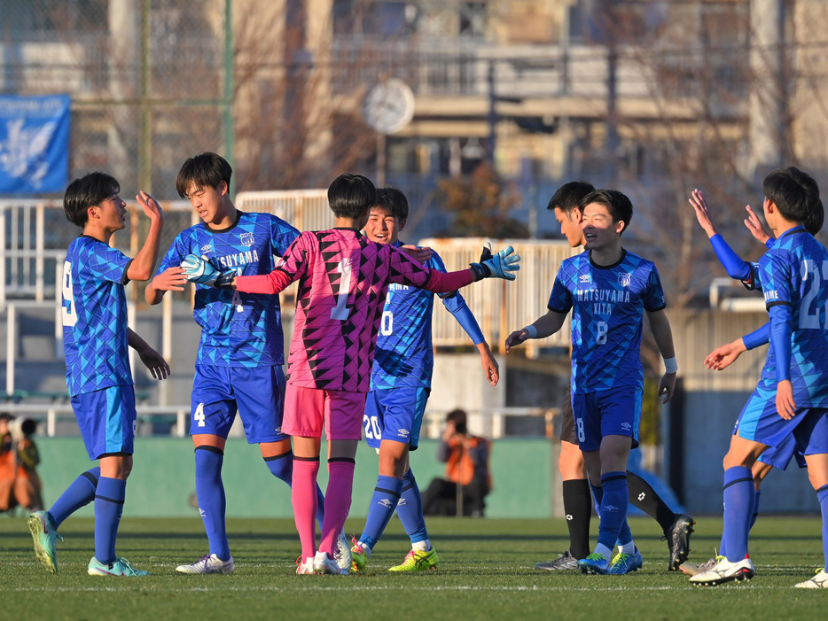 初の全国ベスト16入りを果たした松山北高(写真協力『高校サッカー年鑑』)(HIGH SCHOOL SOCCER YEARBOOK)