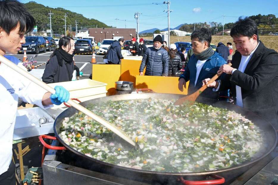 巨大なべで野菜スープを作るシェフら