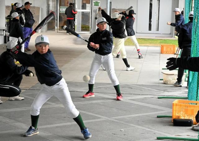 打撃練習をする子どもたち=2024年12月22日午後0時43分、兵庫県丹波篠山市、青木康行撮影