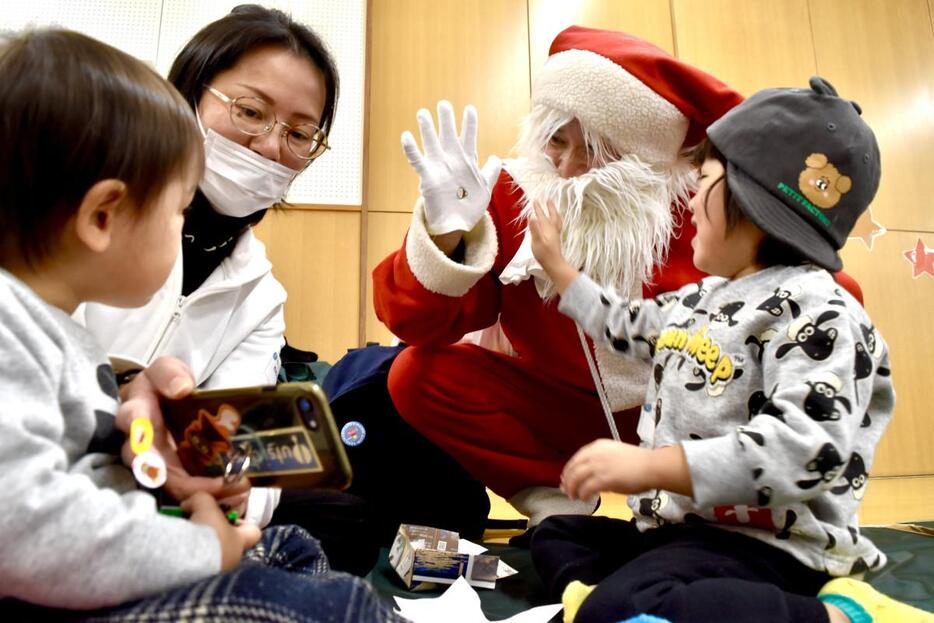 サンタの登場を喜ぶ子ども