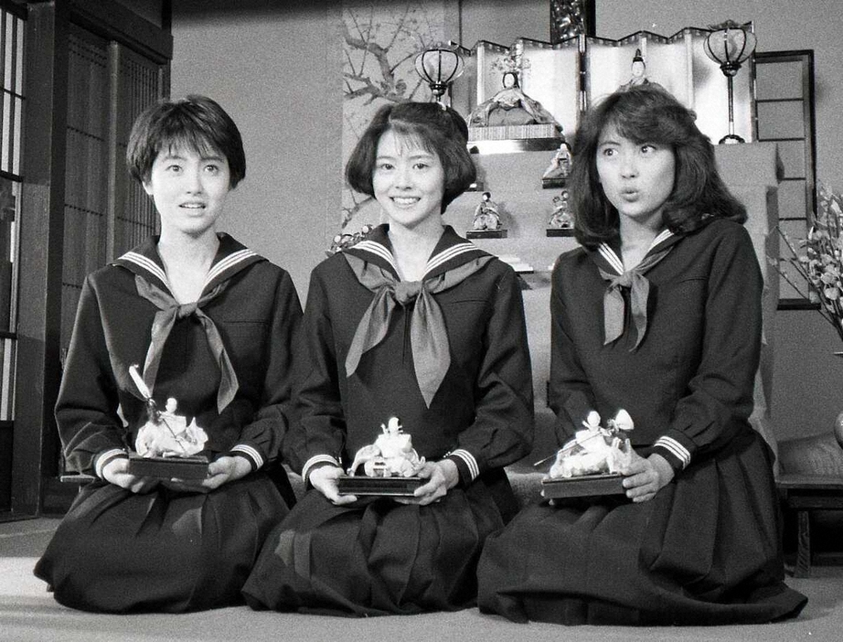 86年、フジテレビ「藤子不二雄の夢カメラ」制作発表会見で笑顔の（右から）中山美穂さん、小泉今日子、荻野目洋子