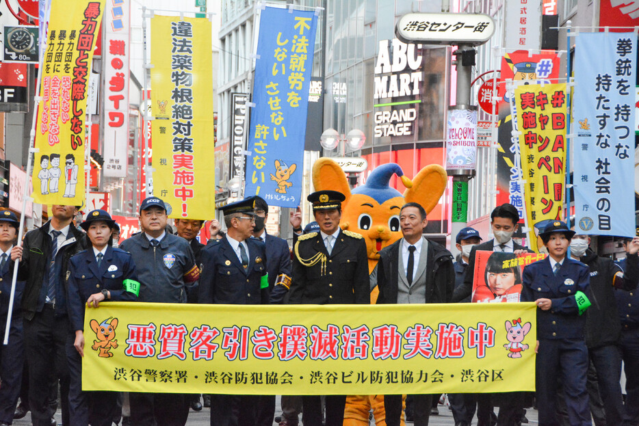 警視庁渋谷署は２６日、俳優の高橋克典さんを一日署長に任命し、渋谷区の「渋谷センター街」で合同パトロールを実施した。高橋さんは闇バイトについて「巧妙な手口から家族や友人を守って」と訴えた。