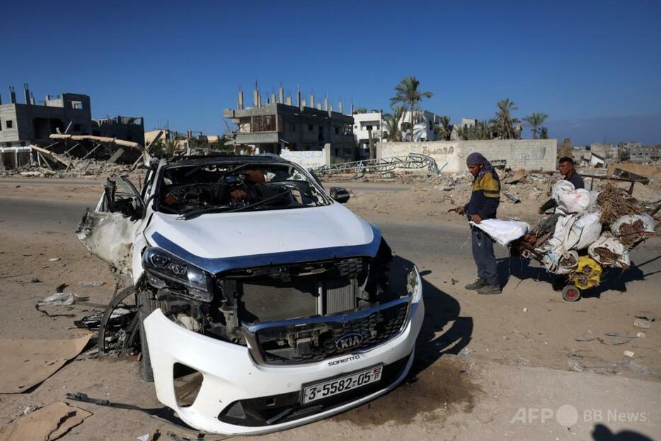 ガザ南部ハンユニスで、イスラエル軍の空爆を受けた車。パレスチナ民間防衛当局の報告によると、この攻撃で、ワールド・セントラル・キッチンのスタッフ3人を含む5人が死亡した（2024年11月30日撮影）。【翻訳編集】 AFPBB News