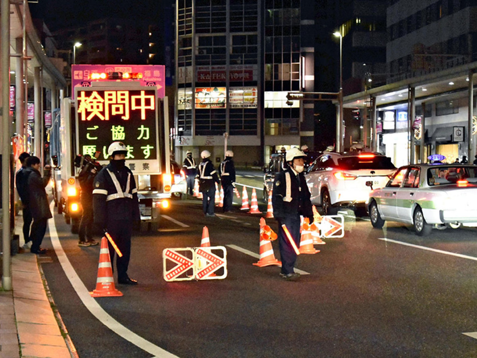 郡山署が実施した飲酒検問。初日の11日は署員ら約30人体勢で行った＝11日夜、郡山市