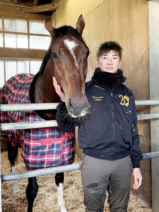 朝日杯FSを勝ったアドマイヤズームと大當祥貴助手（カメラ・水納　愛美）