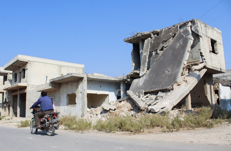 １２月６日、シリア反政府勢力が政府軍への攻勢を強め南下を続ける中、５日夜から６日朝にかけて中部の都市ホムスから数千人の住民が避難した。ホムスで１１月撮影（２０２４年　ロイター/Firas Makdesi）