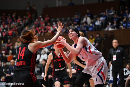 チームを決勝に導く得点を決めた渡嘉敷[写真]＝古川剛伊