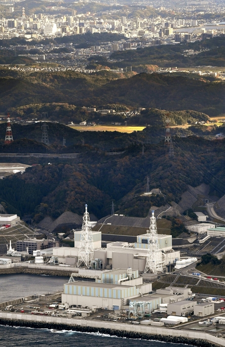 2号機が再稼働した島根原発（手前）。奥は松江市街地＝7日午後3時24分