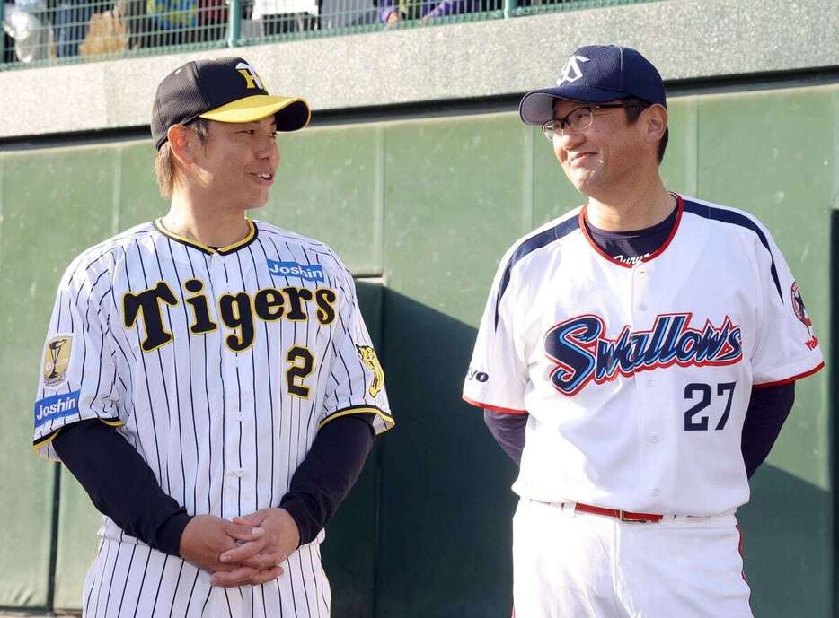 収録を終え囲み取材を受ける阪神・梅野隆太郎と古田敦也氏(右）＝撮影・水島啓輔