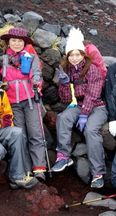 富士山に登ったときの高橋まつりさん（右）と母の幸美さん＝平成25年7月29日（遺族提供）